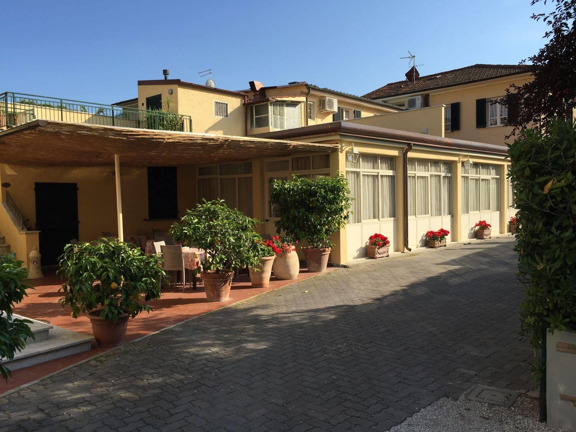 Hotel Verdesolemare Marina di Pietrasanta Ngoại thất bức ảnh